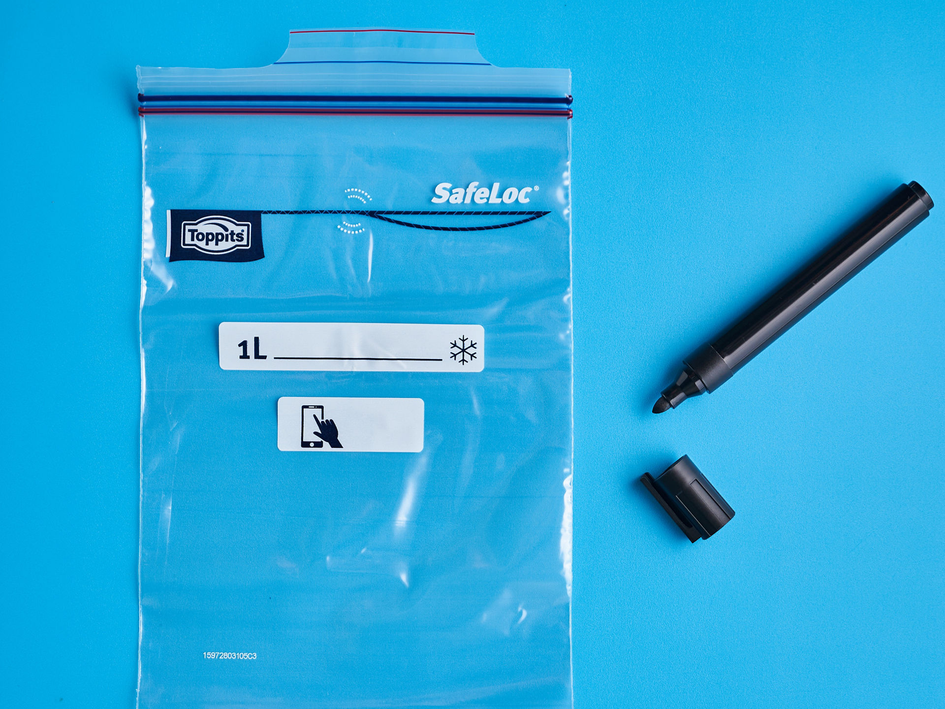 Un bol de tomates et un concombre tranché sont recouverts de couvercles en silicone de® Toppit