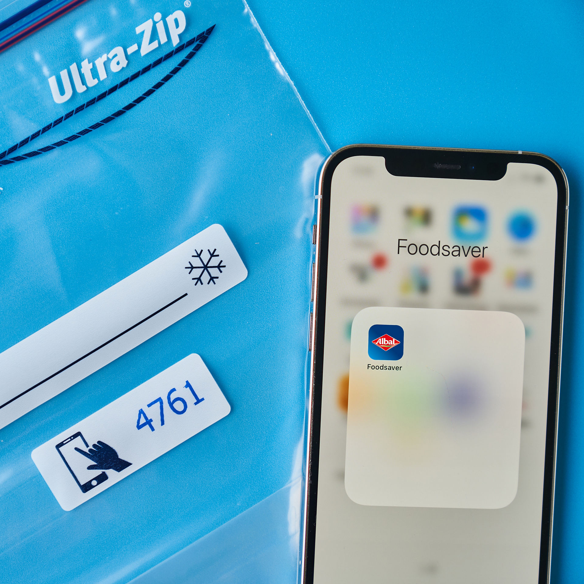 Smartphone sur sac de congélation avec code de fraîcheur sur fond bleu