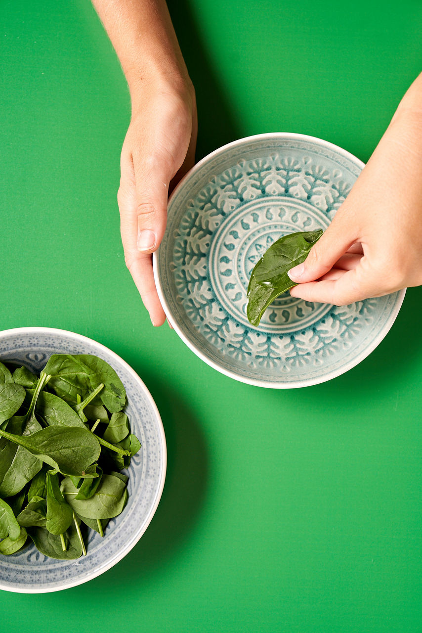 Remolacha roja cortada con un cuchillo sobre una tabla de madera