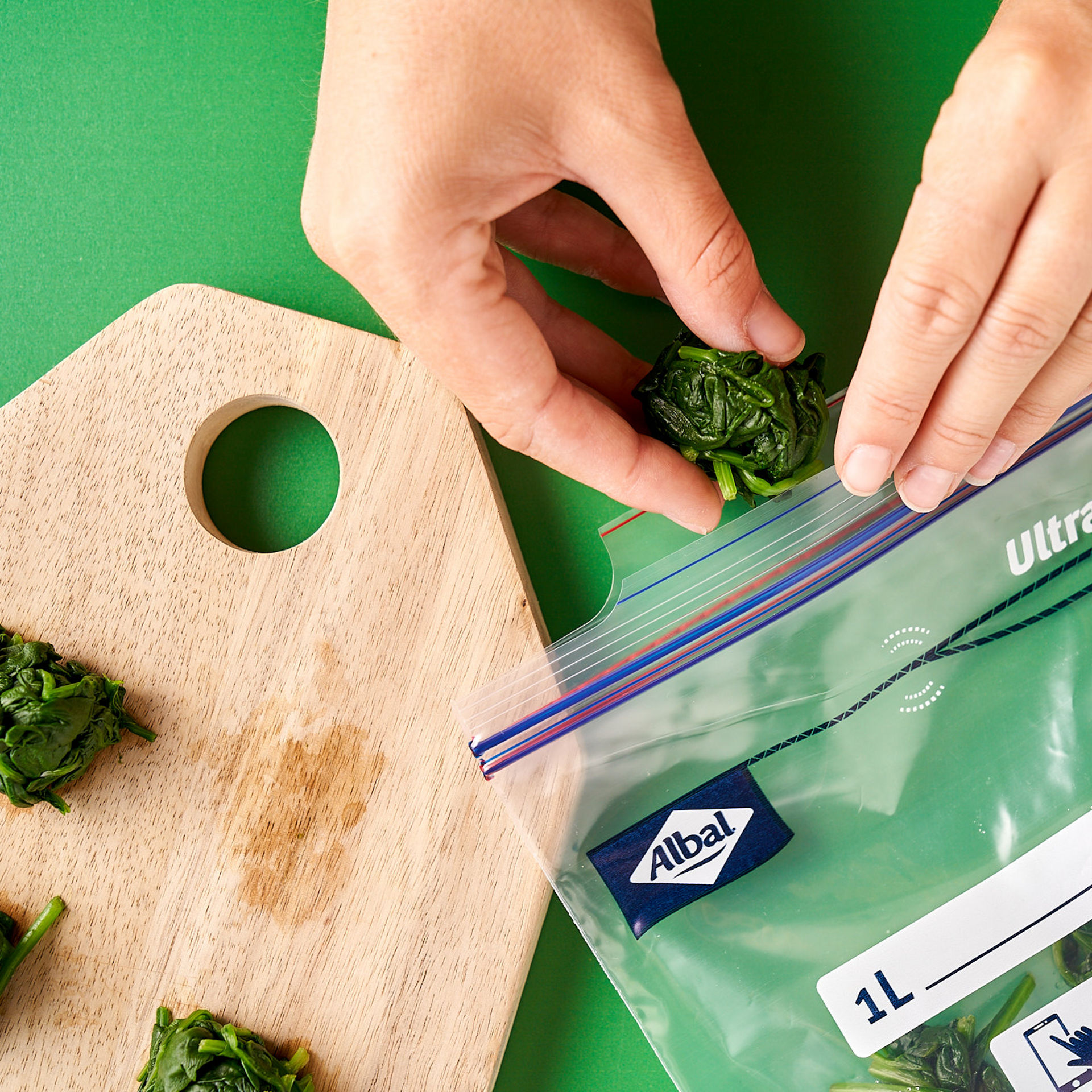 Pochette zippée dans une boîte en bois entourée de fruits et légumes