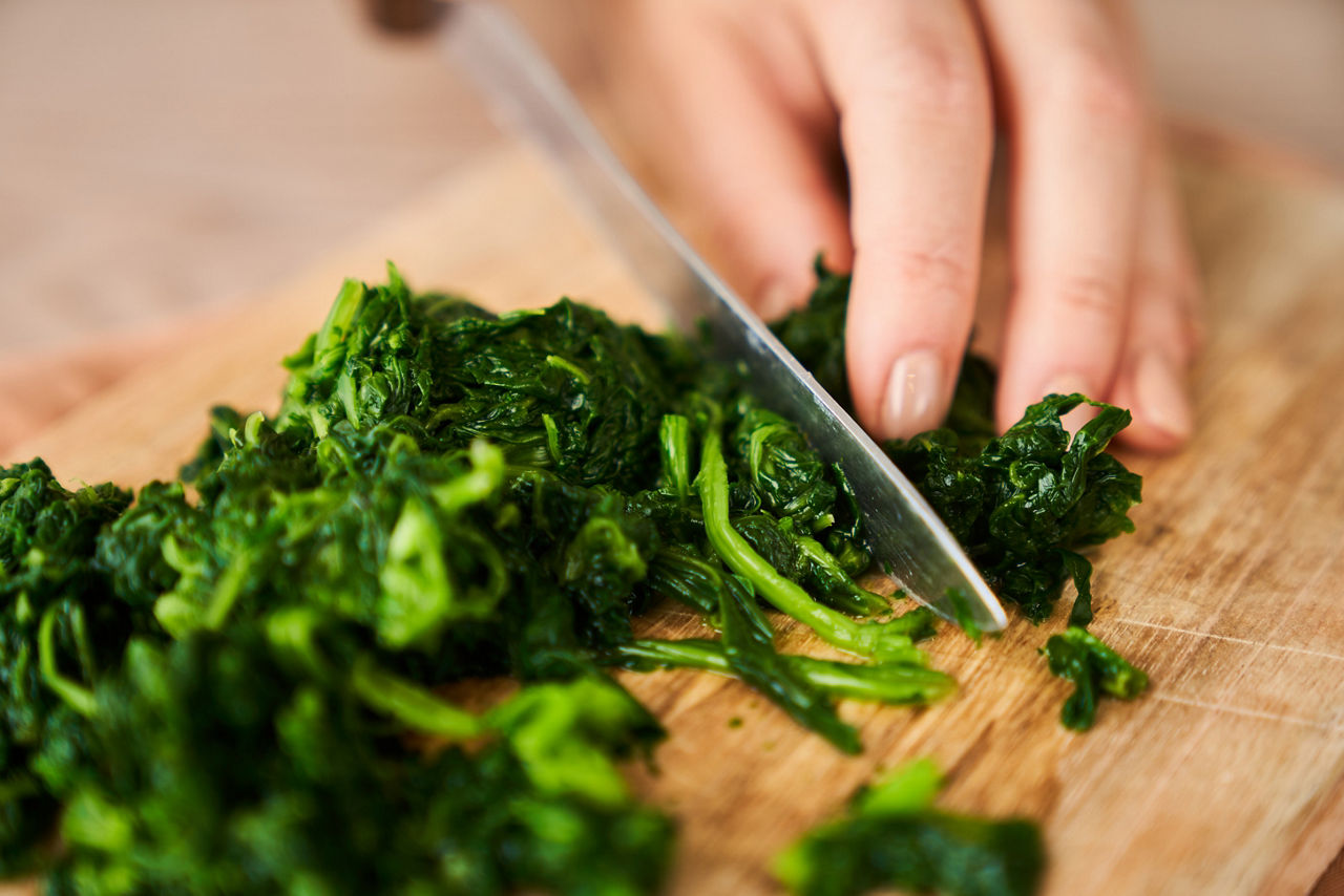 Betterave rouge coupée au couteau sur une planche en bois