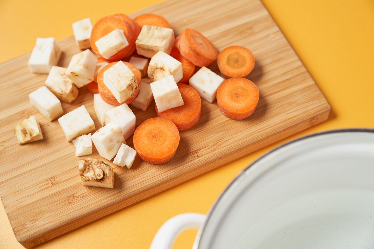 Betterave rouge coupée au couteau sur une planche en bois