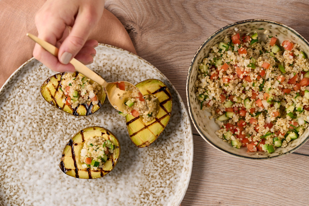 Betterave rouge coupée au couteau sur une planche en bois