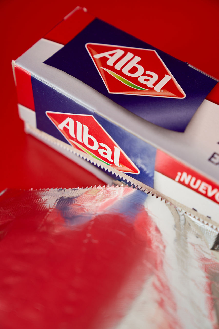 Betterave rouge coupée au couteau sur une planche en bois