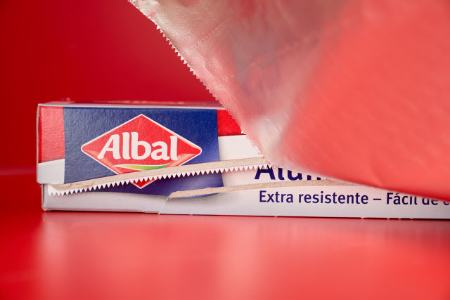 Caja de papel aluminio Albal con hoja parcialmente extraída.