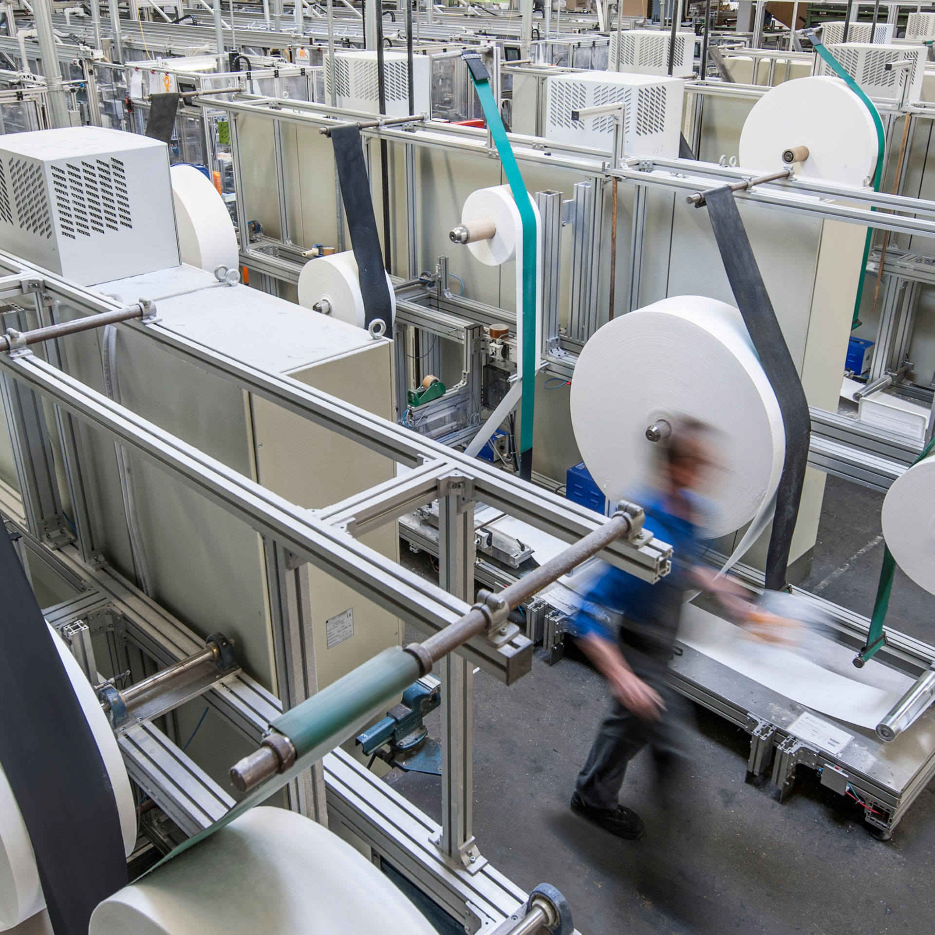 Produktion von Vliespapieren auf Rollen.