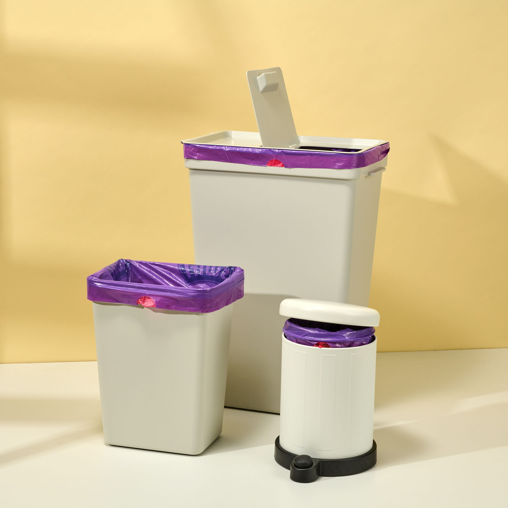 Verschieden große Mülleimer mit Swirl Vanille-Lavendel-Duft-Müllbeuteln beisammen