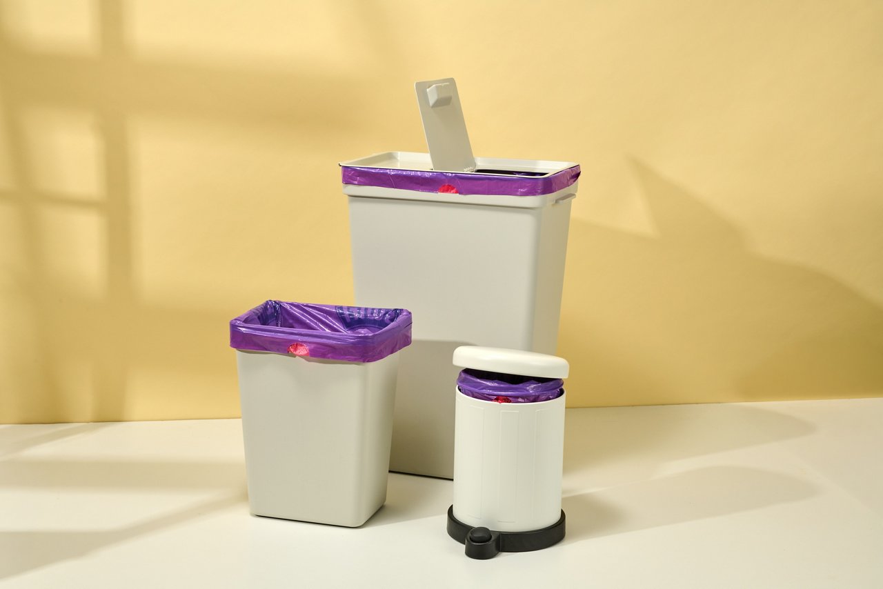 Verschieden große Mülleimer mit Swirl Vanille-Lavendel-Duft-Müllbeuteln beisammen