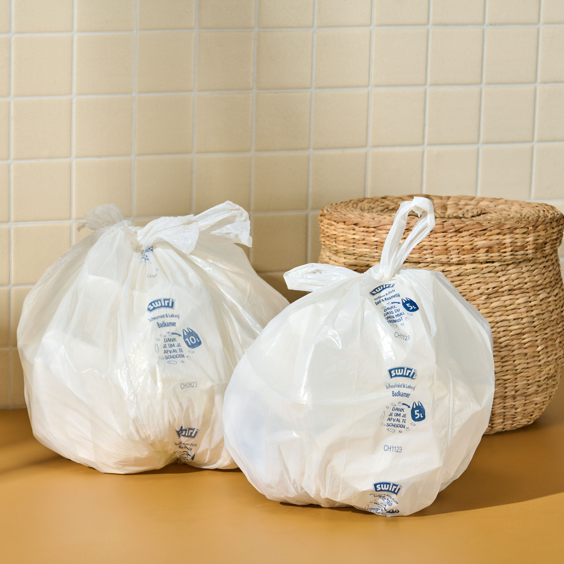 Zwei gefüllte Swirl Bad & Kosmetikbeutel (5L, 10L) stehen nebeneinander