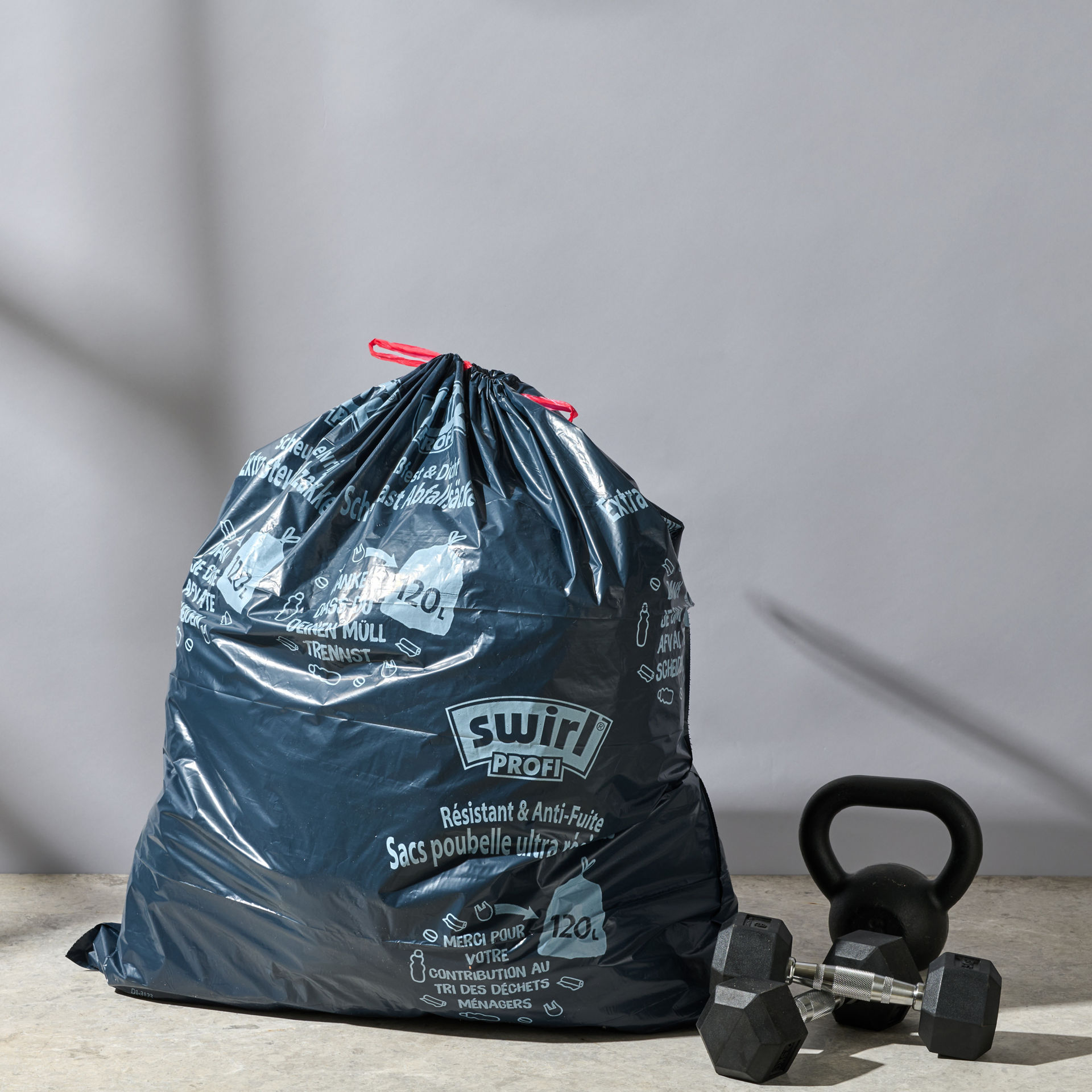 gefüllter Swirl Schwelastsack steht neben Gewichten
