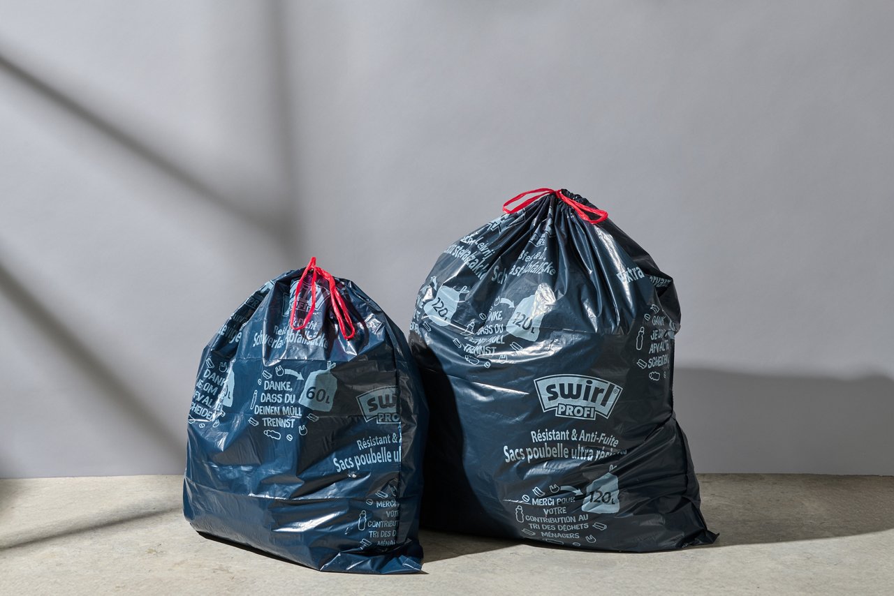 Zwei gefüllte Swirl Schwerlastsäcke (60L, 120L) stehen nebeneinander