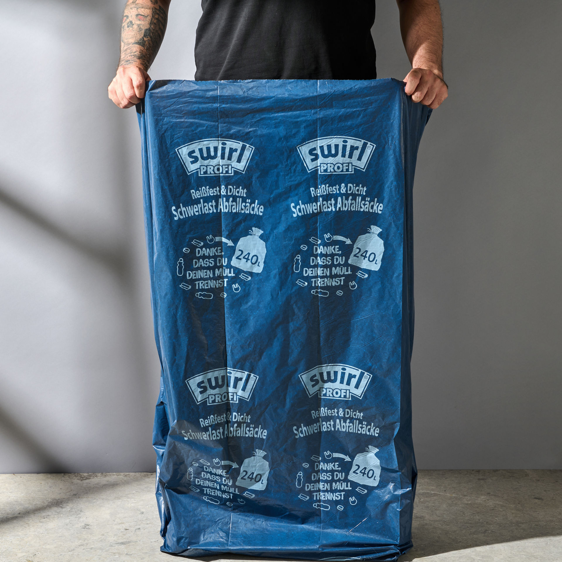 Mann steht in 240L Swirl Schwerlastsack