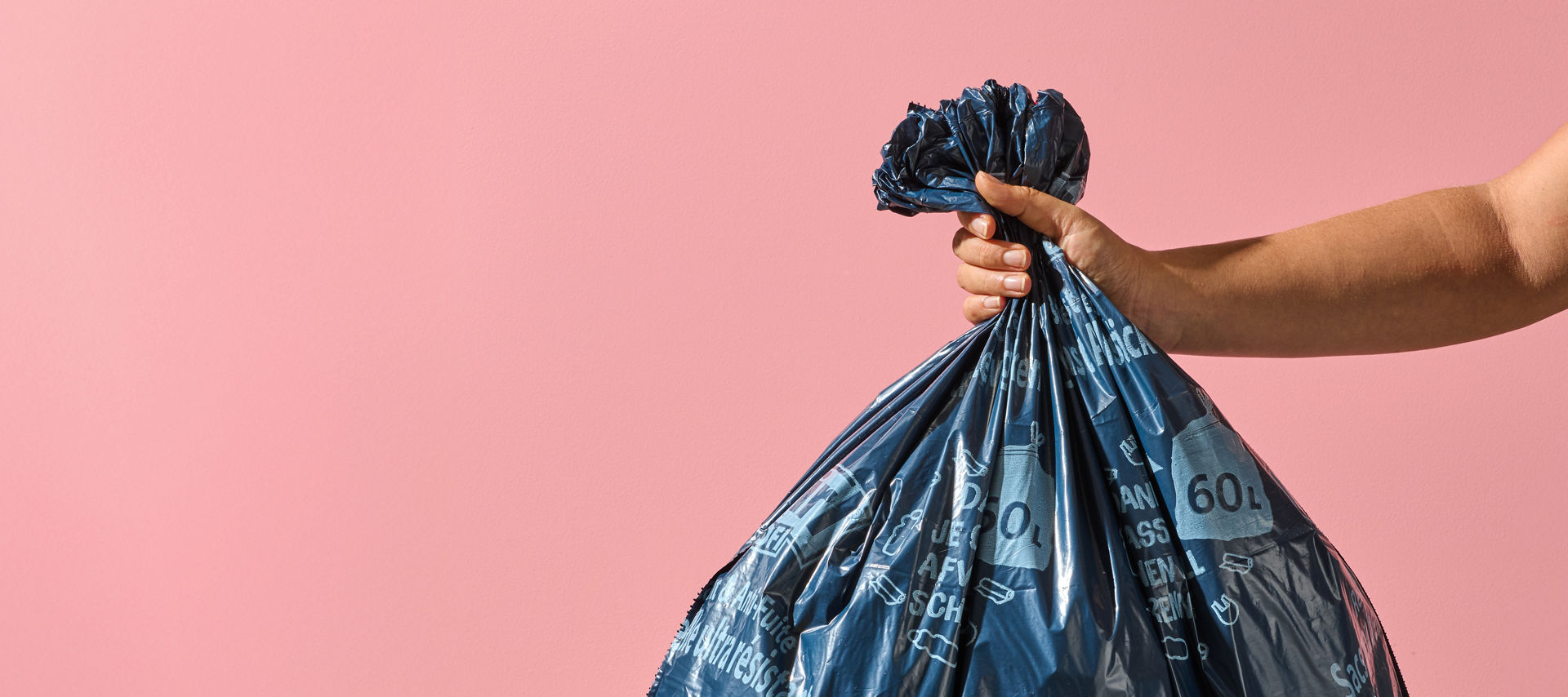 Hand hält gefüllten Swirl Schwerlastsack ins Bild