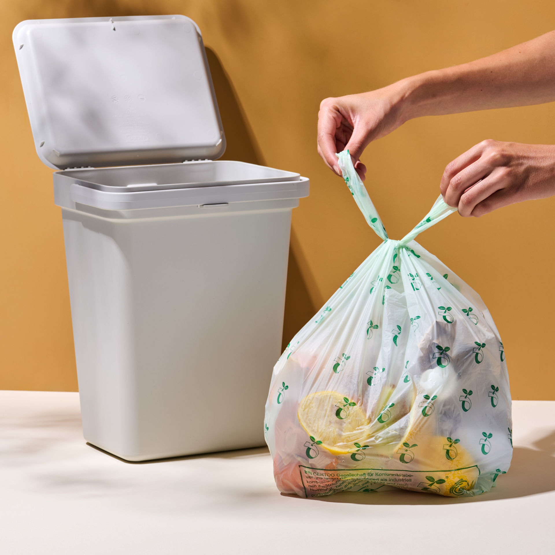 Gefüllter Swirl Bio-Müll Folienbeutel wird zugeknotet