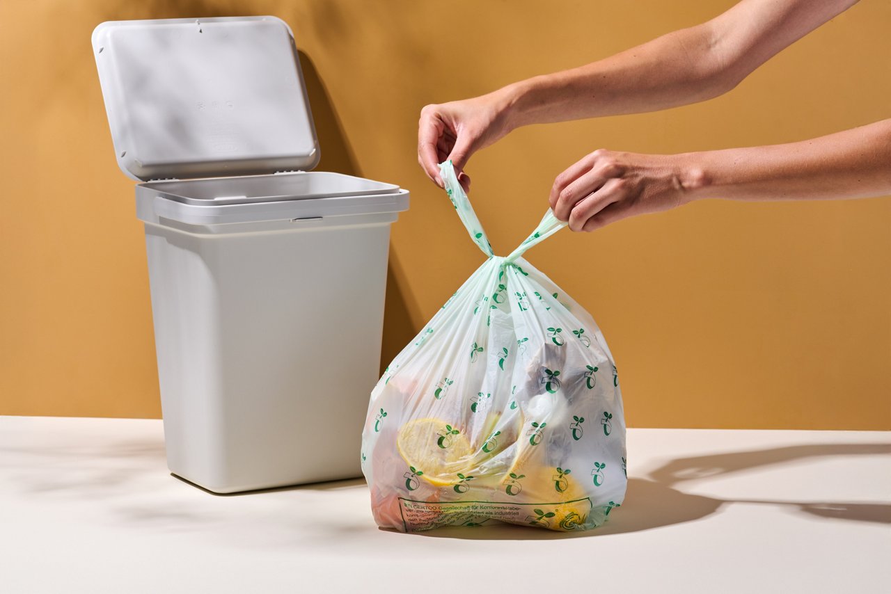 Gefüllter Swirl Bio-Müll Folienbeutel wird zugeknotet
