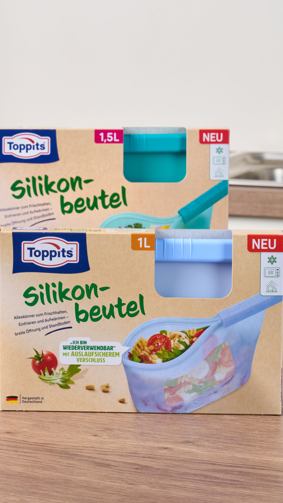 4 Produktverpackungen von wiederverwendbaren Produkten der Marke Toppits stehen neben- bzw hinztereinander auf einer Küchenarbeitsplatte 