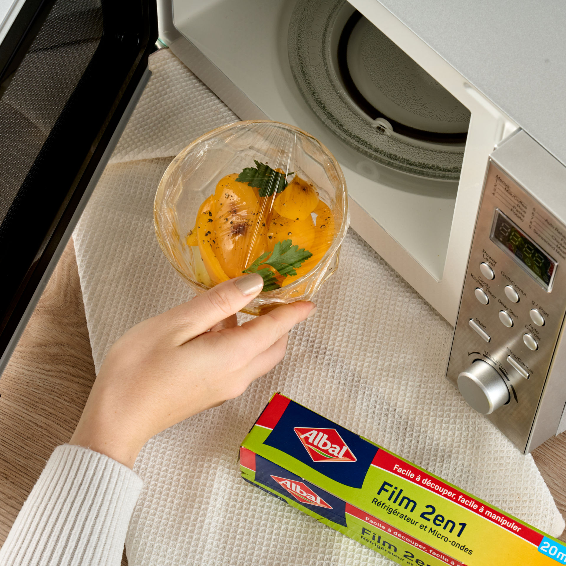 Bol de fruits recouvert de Film 2en1 Albal déposé au micro-ondes