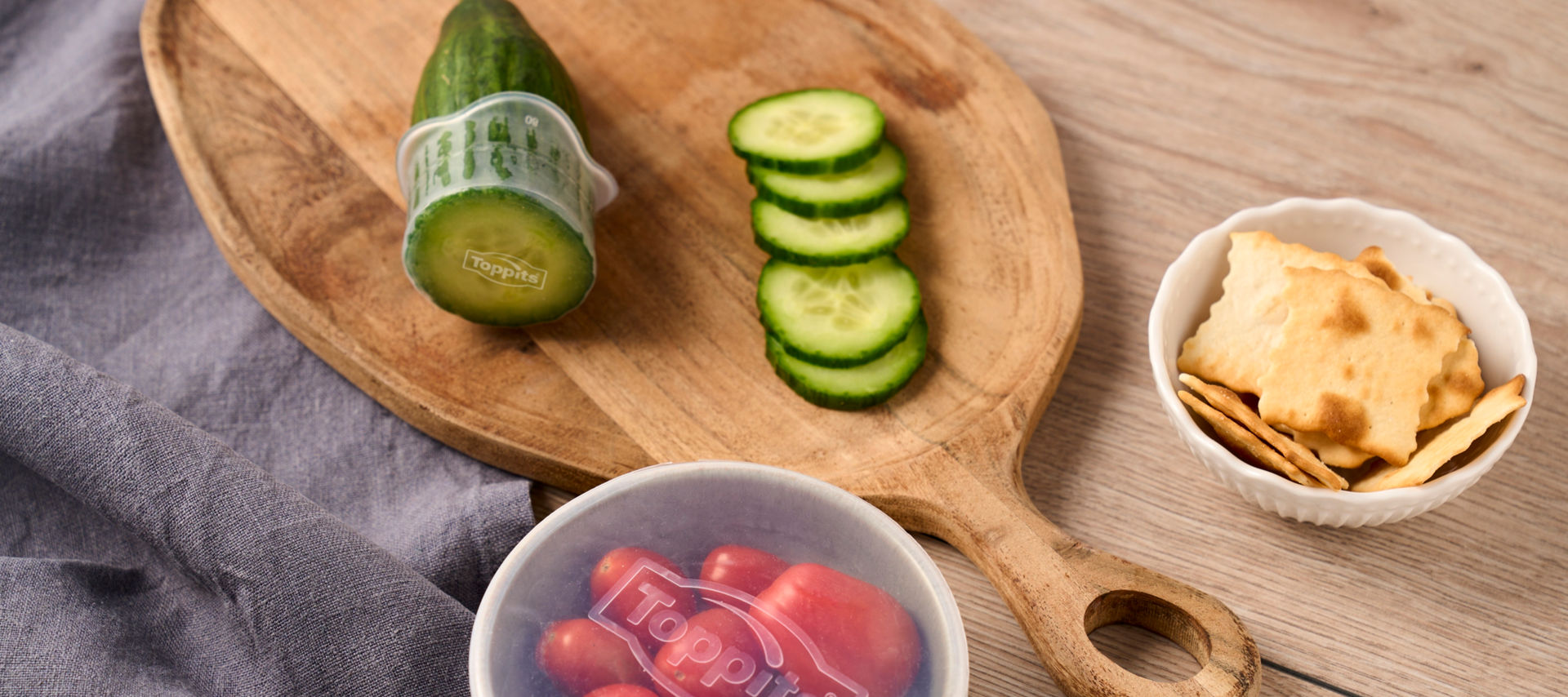 Zwei Hände halten einen geschlossenen Silikonbeutel