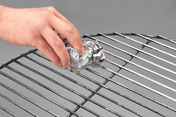 Grille de cuisson nettoyée avec une boule de papier aluminium