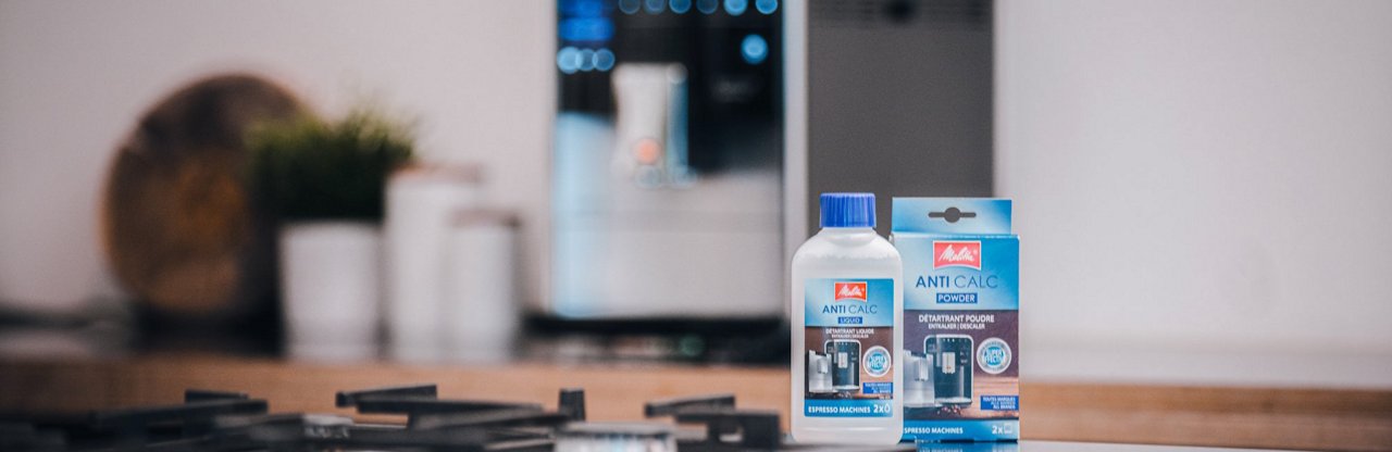 Anti-Calc-Liquid_6762515-4001.jpg – Melitta® Anti-Calc Liquid bottle for coffee machine descaling, product category: cleaning solution, photographed in product showcase style – 6762515