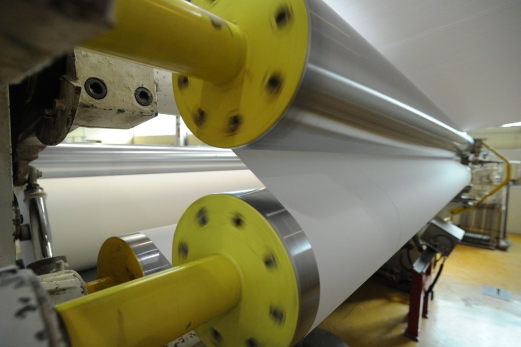 Paper web on the reel of the paper machine