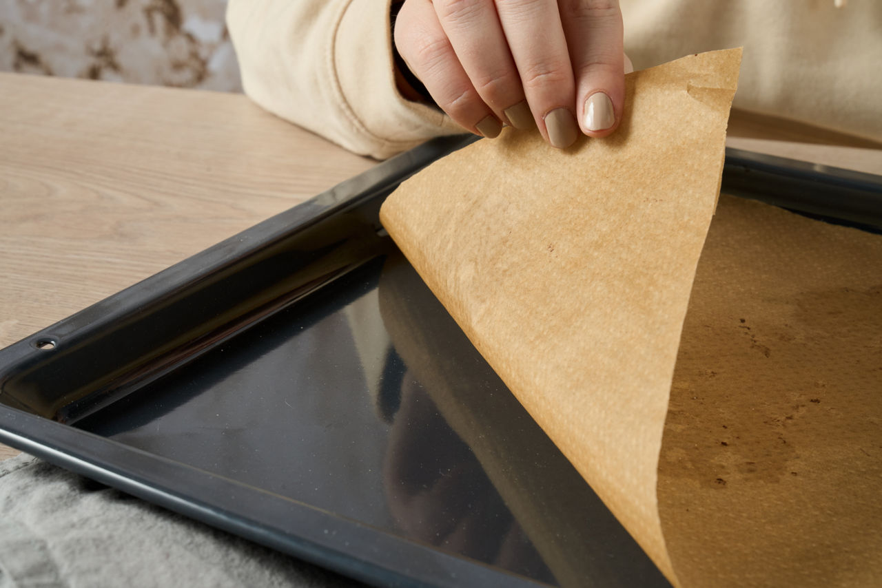 Toppits Backpapier wird nach dem Backen vom Backblech entfernt.