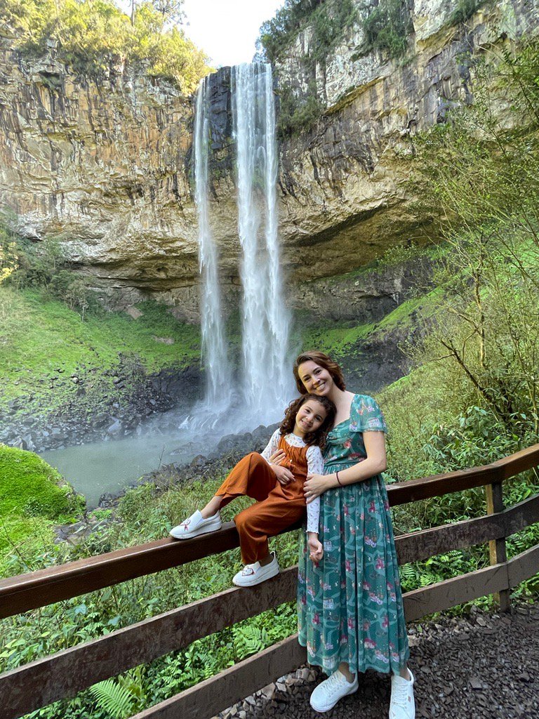 Priscila Bueno mit ihrer Tochter vor Wasserfall