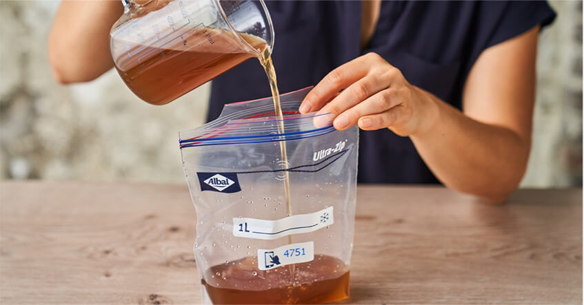 Betterave rouge coupée au couteau sur une planche en bois