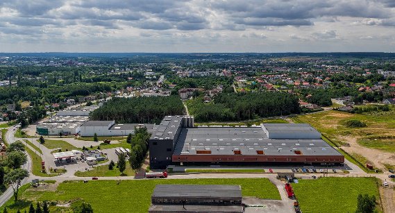 Blick aus Bogelperspektive auf die polnische Stadt Brodnica mit Werksgelände