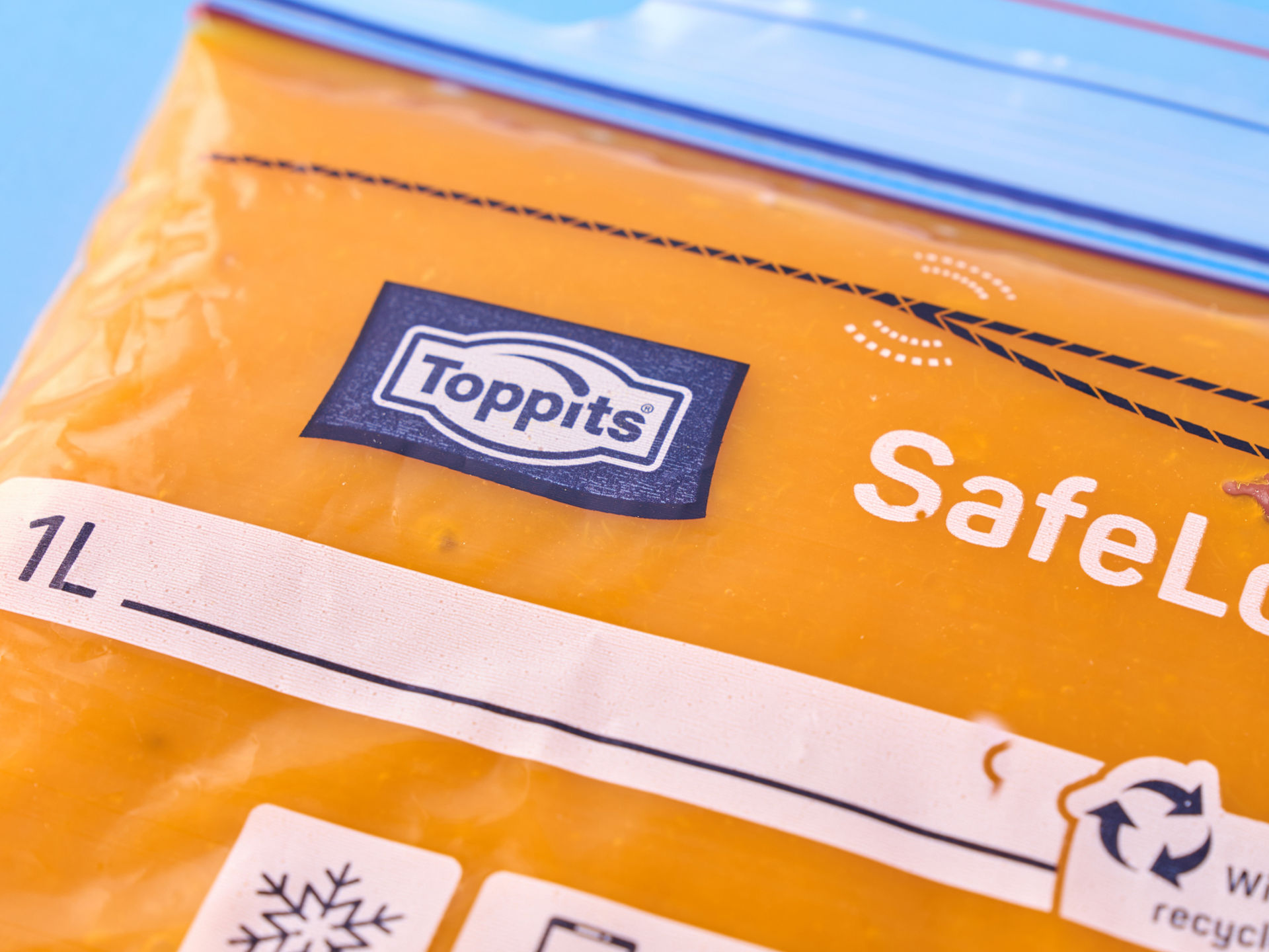 Gros plan sur un sac Toppits® SafeLoc® montrant l’étiquette et la fermeture.