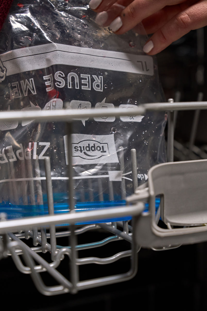 Sac Toppits® Zipper® placé dans le lave-vaisselle pour le nettoyage.