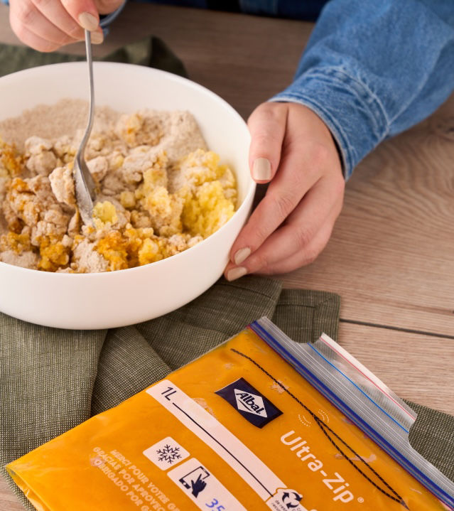 Betterave rouge coupée au couteau sur une planche en bois