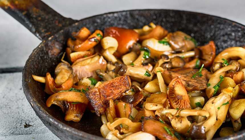 Betterave rouge coupée au couteau sur une planche en bois