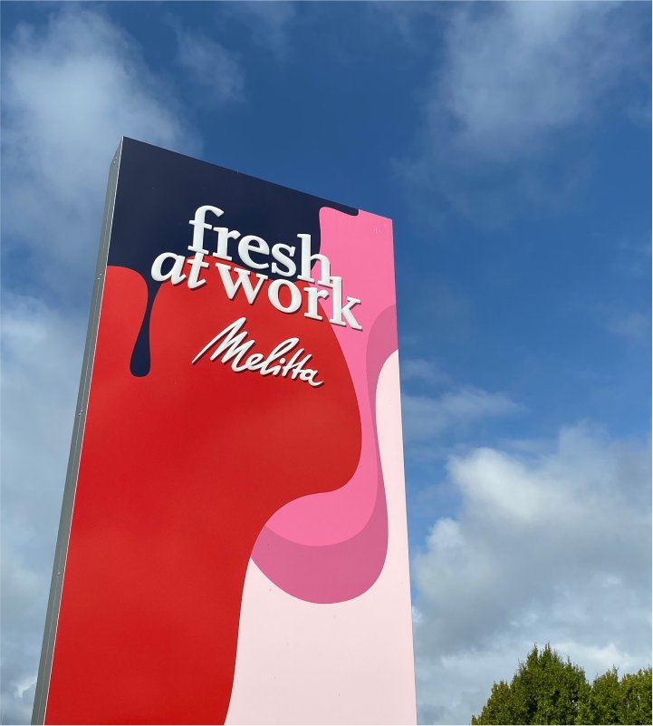 Fresh at work Stele vor Gebäude