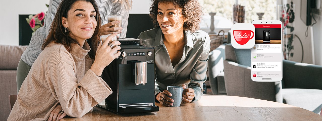 CompanionApp_Banner_neu1.png – Melitta® lifestyle photo of user interacting with the coffee machine via smartphone using Companion App.