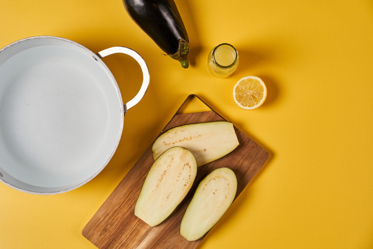 Betterave rouge coupée au couteau sur une planche en bois