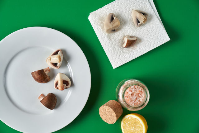 Betterave rouge coupée au couteau sur une planche en bois