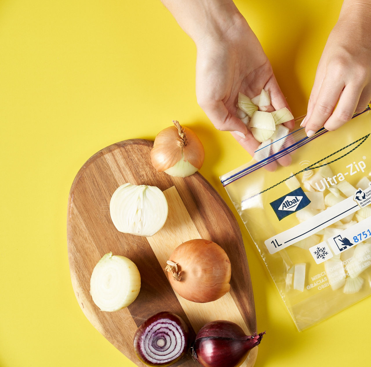 Épluchez les oignons sur une planche et coupez-les en petits morceaux dans une main.