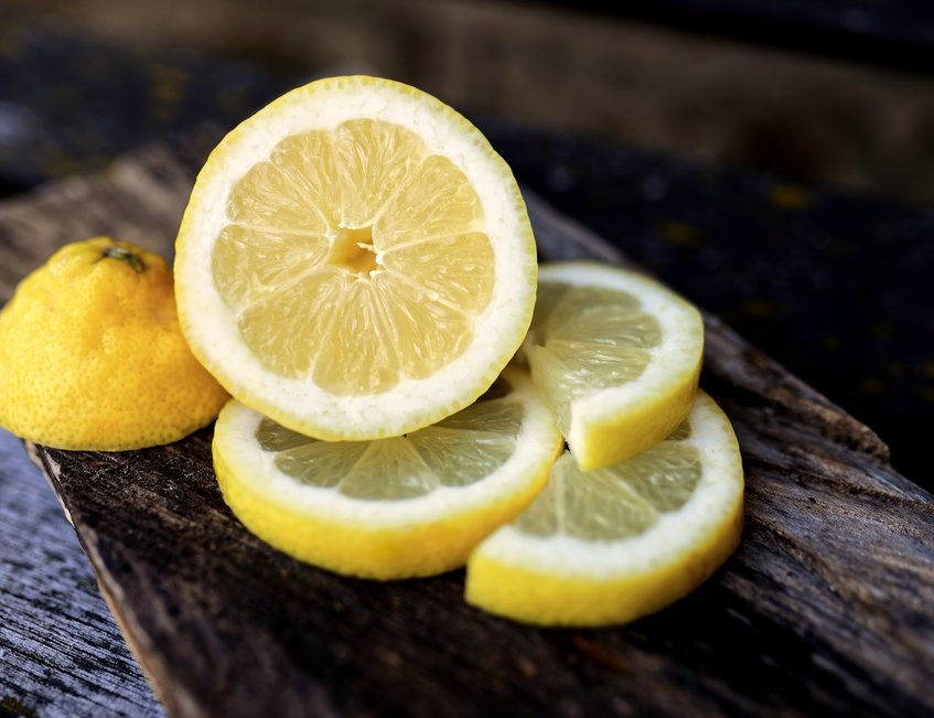 Betterave rouge coupée au couteau sur une planche en bois