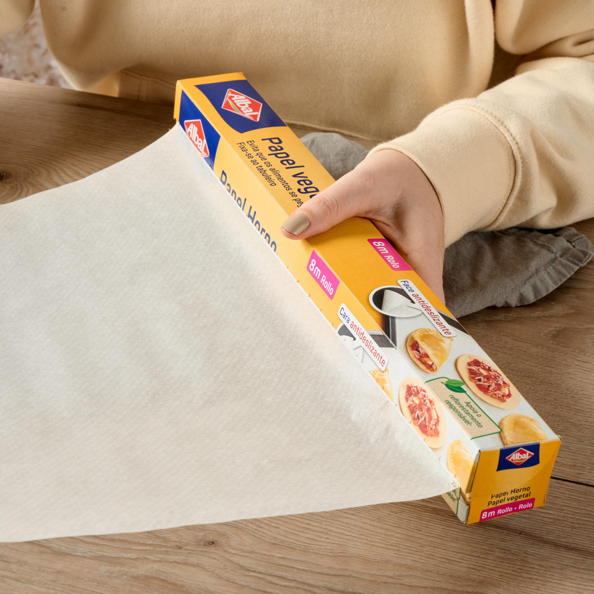 Fritadora de ar com salmão e brócolis prontos para cozinhar, cercada de ingredientes frescos.