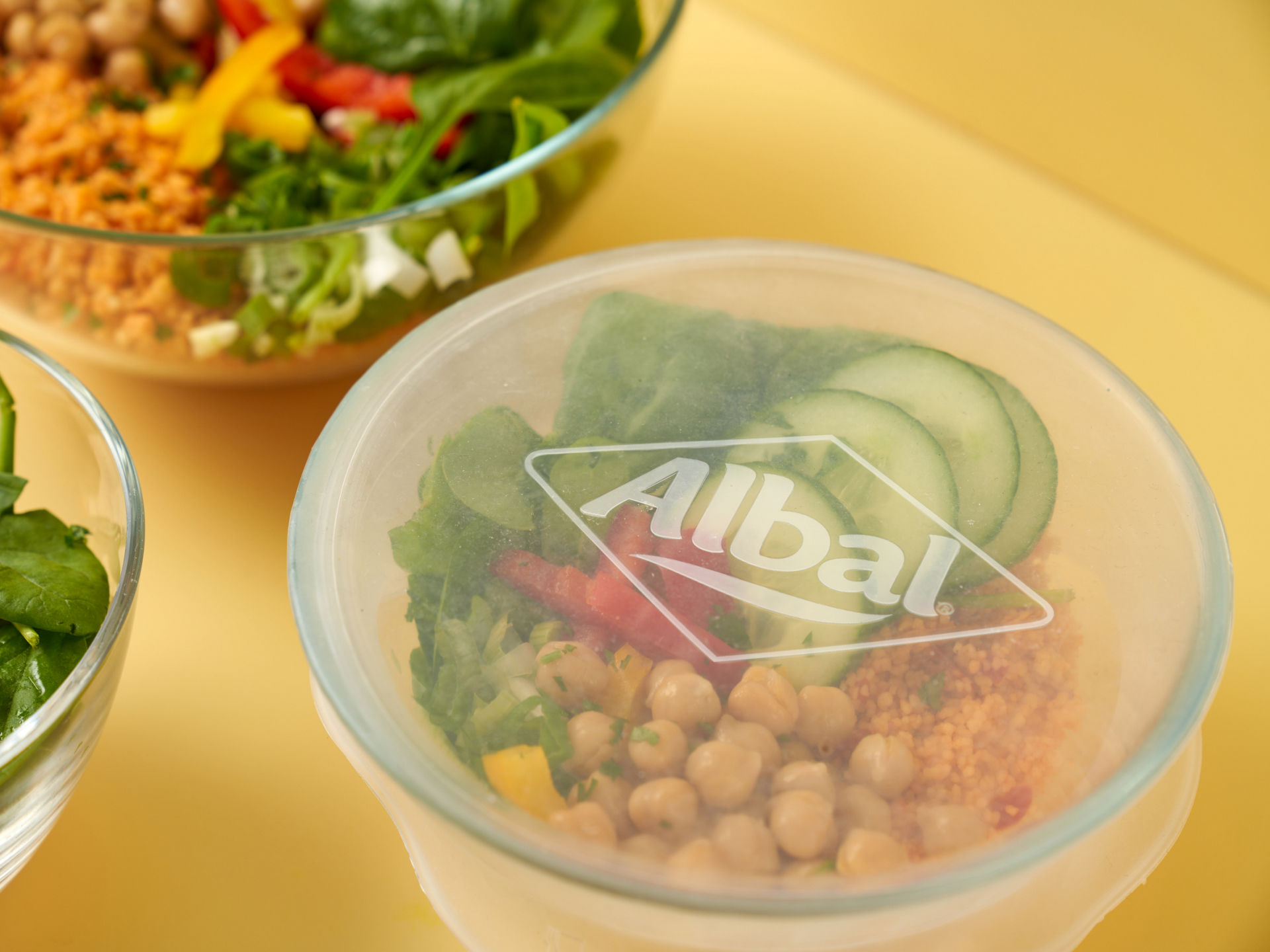 Freidora de aire con salmón y brócoli listos para cocinar, rodeada de ingredientes frescos.  Generated with AI