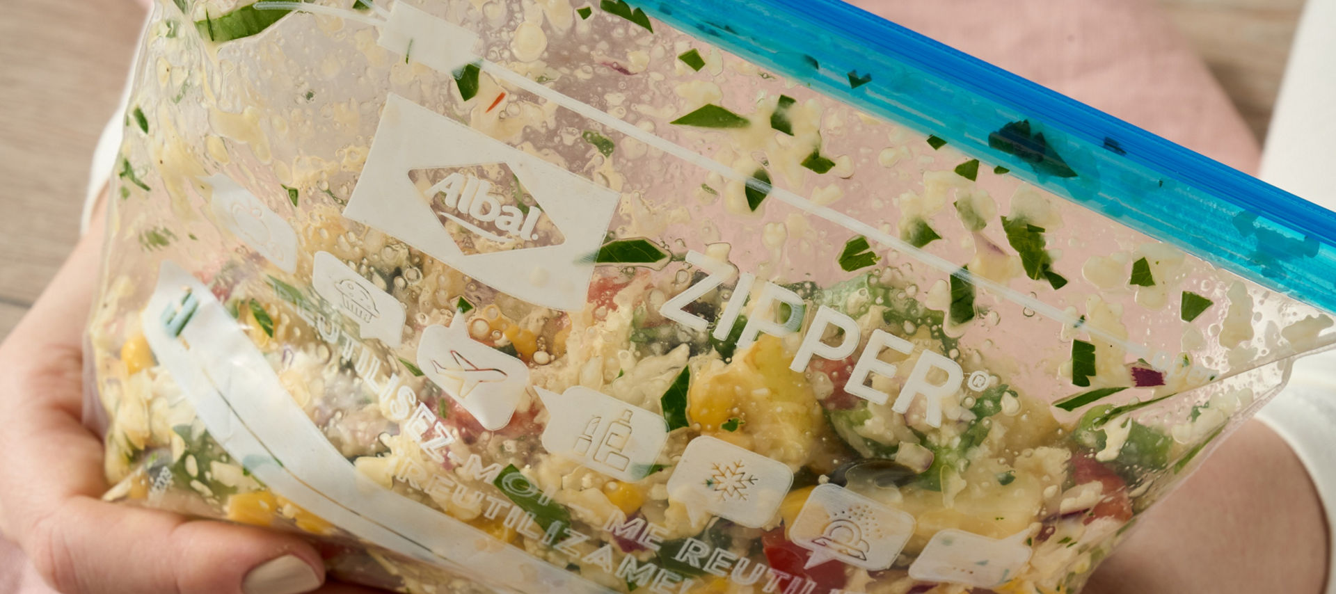 Dos manos sosteniendo una bolsa de silicona cerrada