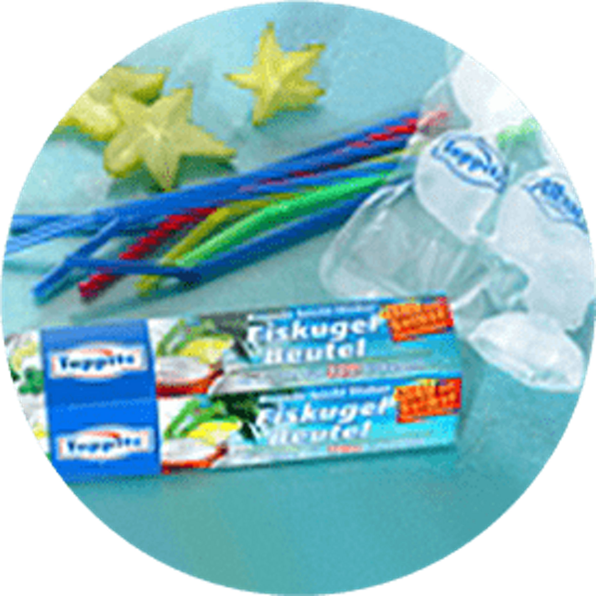 Toppits Eiskufgel Beutel Verpackung auf blauem Hintergrund umgeben von bunten Strohhalmen und Sternfrüchten sowie einem Toppits Albal Eiskugel Beutel gefüllt mit gefrorenen Eiskugeln aus dem Jahr 1999