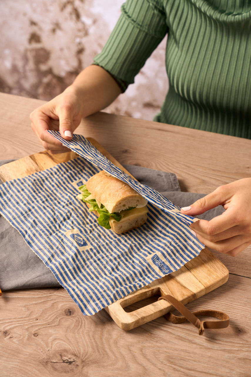 Emballage d'un sandwich maison dans un emballage alimentaire à la cire d'abeille Albal