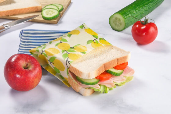 Sandwich emballé dans un emballage alimentaire à la cire d'abeille Albal, fruits et légumes frais