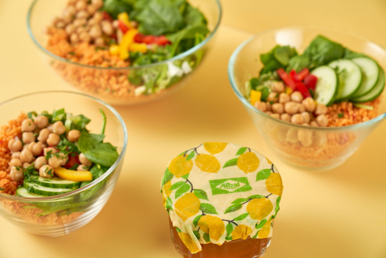 Bols de taboulé et pot de sauce recouvert d'un emballage alimentaire à la cire d'abeille Albal