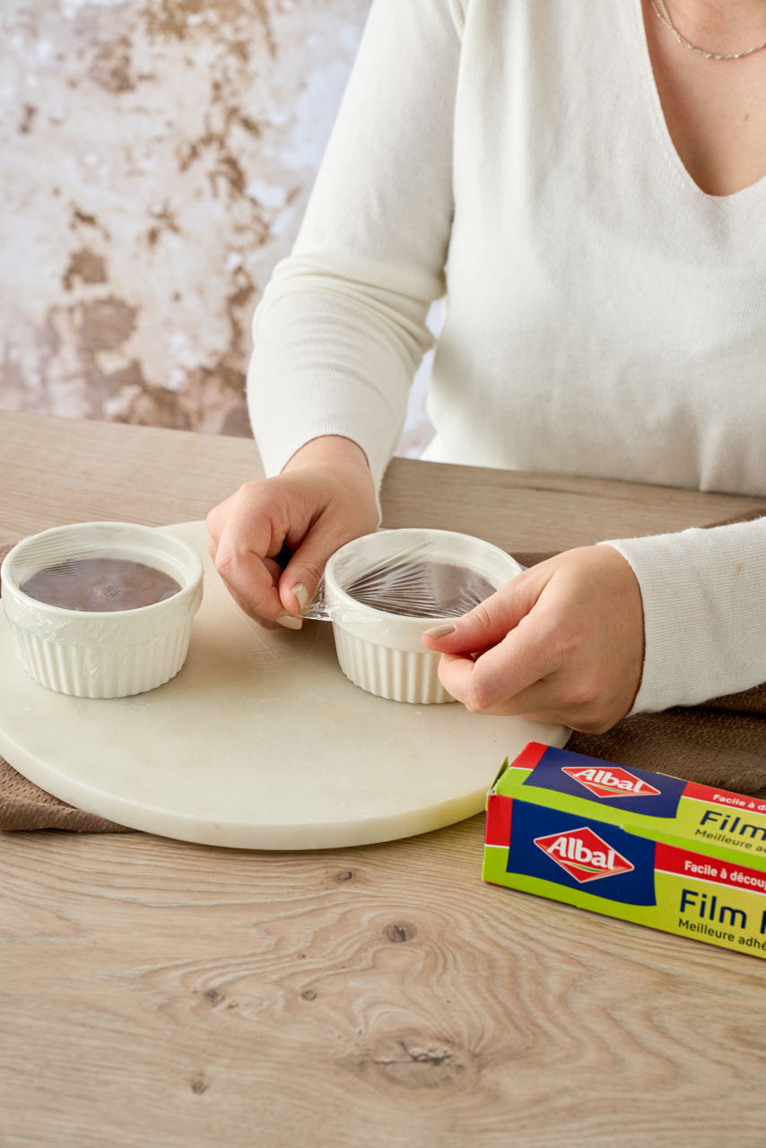 Ramequin de dessert recouvert avec du Film Fraîcheur Albal