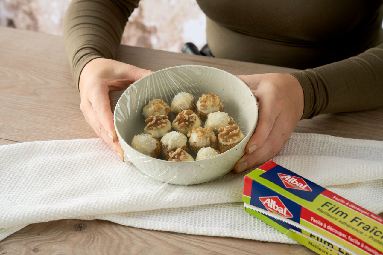 Bol rempli de bouchées recouvert avec du Film Fraîcheur Albal