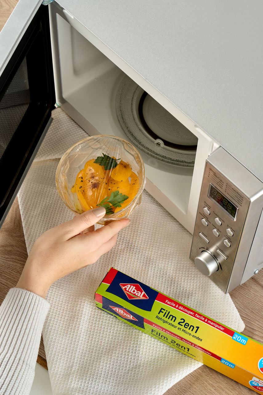 Betterave rouge coupée au couteau sur une planche en bois