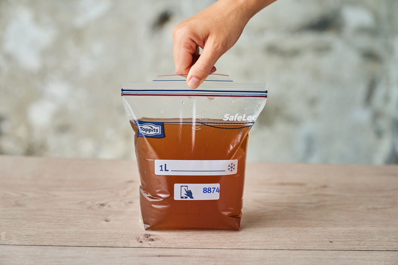 Betterave rouge coupée au couteau sur une planche en bois